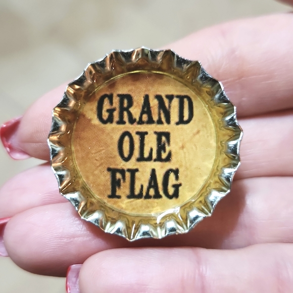 Anthropologie Set Of 6 Patriotic Bottle Cap Pins - Picture 4 of 6